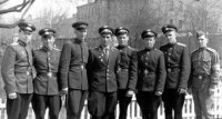 Летчик-инструктор А. Исмаилов со своей летной группой