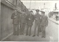 2-ой курс окончен, мы едем в отпуск. Сызрань, на фоне вокзала, 1976.