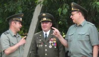 Н.Романов, А.Белоусов, К.Шипачёв на Юбилее выпуска 29.6.2007 г. Сызрань у казармы
