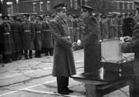 Вручение удостоверения личности.