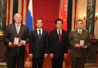 В Kремле на вручении kитайсkой медали в обществе двух президентов