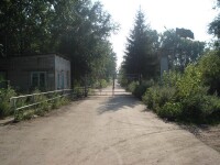 Вертолёт перенесли и поставили в центре городка, перед 74 домом