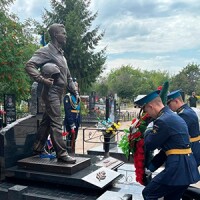 Митинг на месте захоронения героя