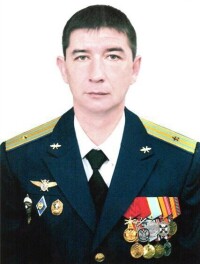 12 апреля 2016 года при исполнении воинского долга в Сирии погиб выпускник 2000 г.